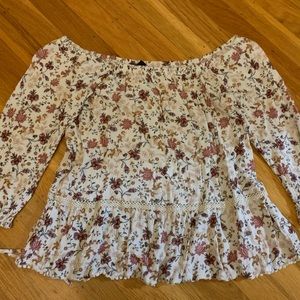 Off-shoulder American Eagle floral blouse w lace